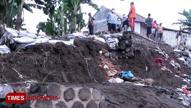 Kondisi-bangunan-pas-di-tepi-sungai.jpg