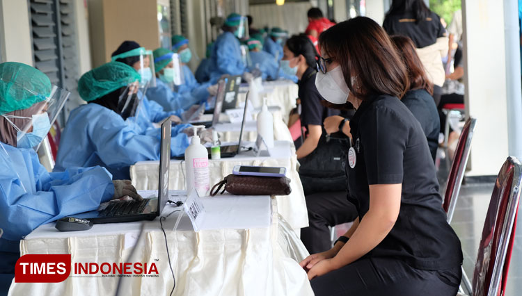 The immunization process for Neo Malioboro hotel staffs. (PHOTO: Greta for TIMES Indonesia)