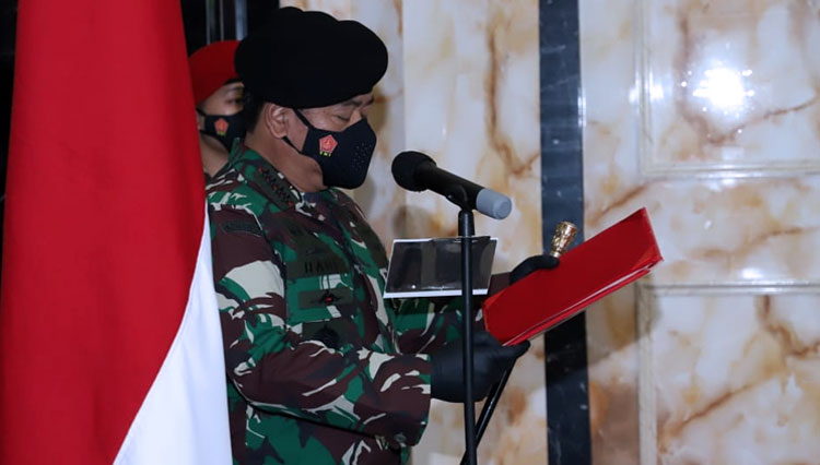 Panglima TNI Marsekal TNI Hadi Tjahjanto, memimpin upacara Serah Terima Jabatan (Sertijab) Panglima Komando Pertahanan Udara Nasional (Pangkohanudnas), Rabu (3/3/2021). (Foto: Puspen TNI)