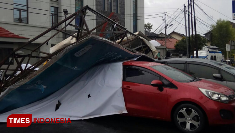 Papan reklame BJB Cabang Tasikmalaya roboh. Sejumlah kendaraan tertimpa papan di Jalan Mator Utarya No. 30 Tasikmalaya (Foto: Harniwan Obech/TIMES Indonesia)