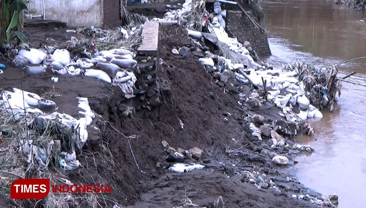 Sampah-berserakan-di-bibir-sungai.jpg