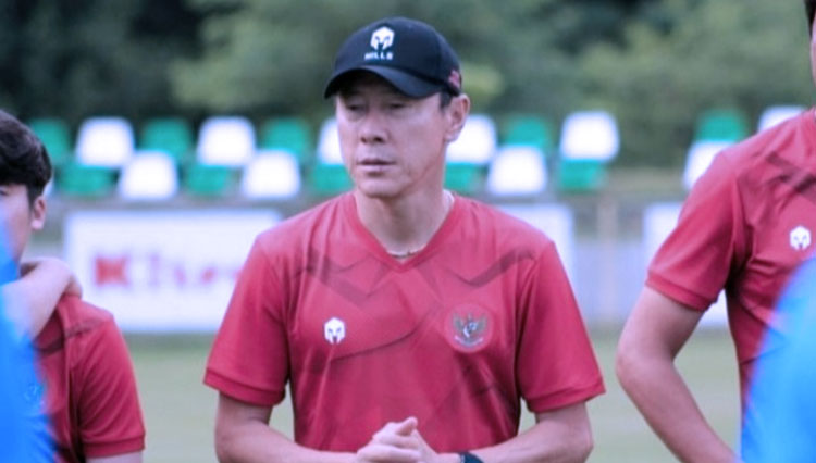 Pelatih Kepala Timnas Indonesia, Shin Tae-yong saat memimpin latihan bersama di lapangan (foto: Dokumen/PSSI)