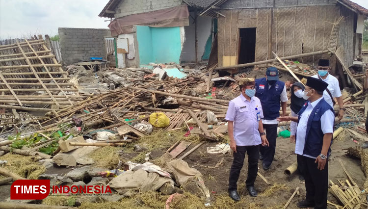 Wabup Sugirah Blusukan ke Lokasi Banjir Wongsorejo Banyuwangi