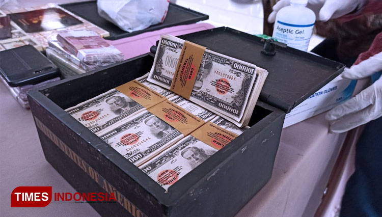 Barang bukti uang asing palsu. (FOTO: Agung Sedana/ TIMES Indonesia)