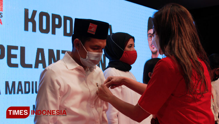 Penyematan pin PSI oleh PLT Sekjen DPP PSI, Dea Tunggaesti kepada F. Bagus Panuntun. (Foto: Aditya Candra/TIMES Indonesia) 