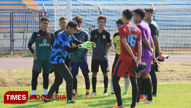Erik Ibrahim, memberikan arahan kepada kiper muda yang mengikuti seleksi Persela Lamongan, untuk persiapan menyambut Liga 1 musim 2020 lalu. (Foto: MFA Rohmatillah/ TIMES Indonesia)