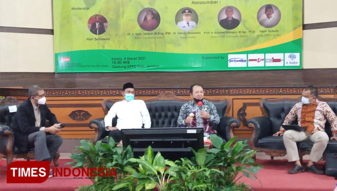 Bupati Jember, Hendy Siswanto (batik hijau) saat berbicara dalam dialog yang digelar di DPRD Jember pada Kamis (4/3/2021). (Foto: Muhammad Faizin/TIMES Indonesia)