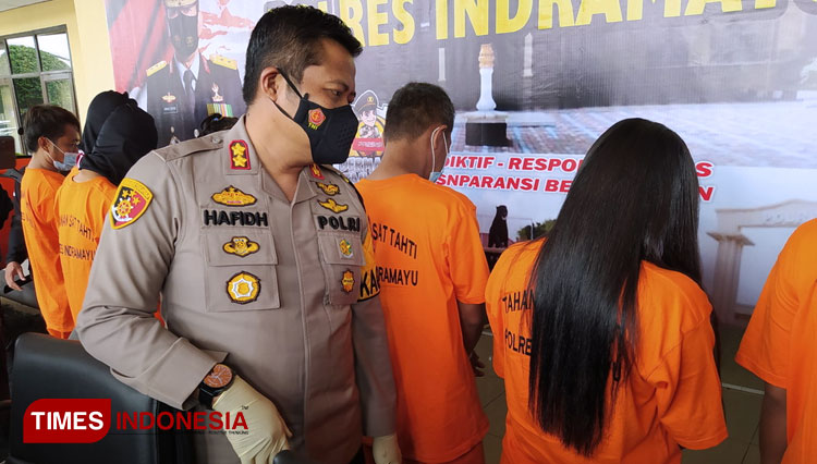 Kapolres Indramayu saat menanyai para pelaku curanmor yang tertangkap.(Foto: Muhamad Jupri/TIMES Indonesia)