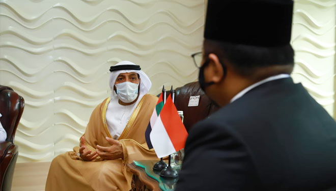 Menag Yaqut Cholil Qoumas saat berdialog dengan Mohammed bin Matar Al Kaabi, Ketua Otoritas Umum Bidang Urusan Islam dan Wakaf UEA. (Foto: Dokumentasi Kemenag)