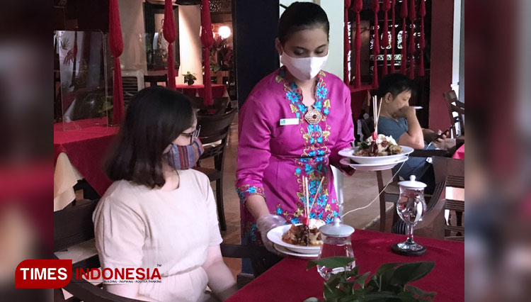 Pelayan Hotel Tugu Malang menyajikan menu Lontong Cap Go Meh yang disajikan dengan khusus untuk memperingati Perayaan Cap Go Meh. (FOTO: Ratu Bunga/TIMES Indonesia)