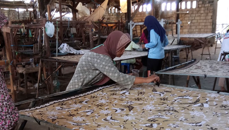 Perajin Batik Binaan Pertamina Ini Memilih Pertahankan Cara Tradisional