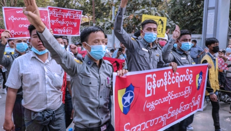 Polisi yang bergabung dengan CDM mengangkat tiga jari sebagai bagian dukungannya kepada rakyat Myanmar. (FOTO:The Irrawaddy)