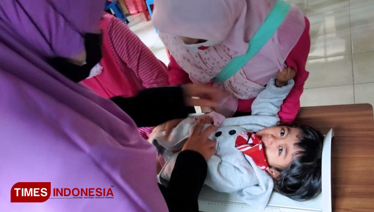 Peduli Balita, Mahasiswa KSM-T Unisma Malang Bantu Pelaksanaan Posyandu