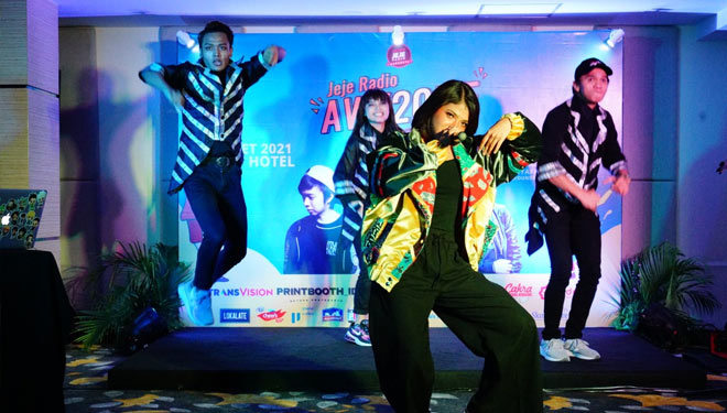 Penampilan Sarah Fajira membawakan lagu terbarunya dalam HUT Jeje Radio di Quest Hotel Darmo Surabaya, Kamis (4/3/2021). (Quest Hotel Darmo Surabaya)