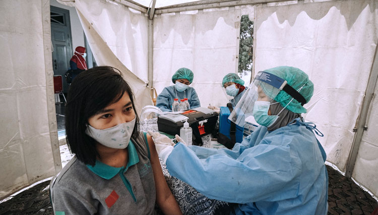 Staff THE 1O1 Yogyakarta Tugu ketika di vaksinasi oleh petugas. (FOTO: Greta for TIMES Indonesia) 
