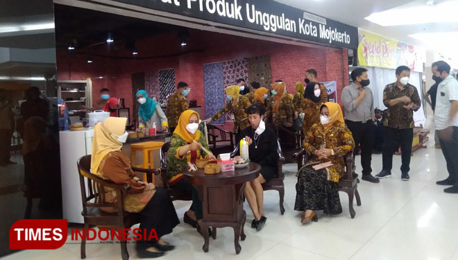 Stand produk UMKM Unggulan Kota Mojokerto di Sunrise Mall Lt 2, jl. Benteng Pancasila, Nomor 5 Kota Mojokerto. Kamis (04/03/2021)(Foto: Thaoqid Nur Hidayat/TIMESIndonesia)