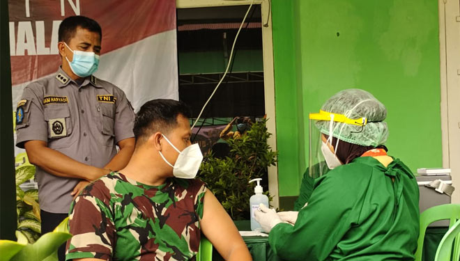 Prajurit TNI Kodam Brawijaya menjalani suntik vaksin di Gupusjat II, Kecamatan Gedangan, Sidoarjo, Kamis (4/3/2021) siang. (Foto: Dok.Pendam Brawijaya) 