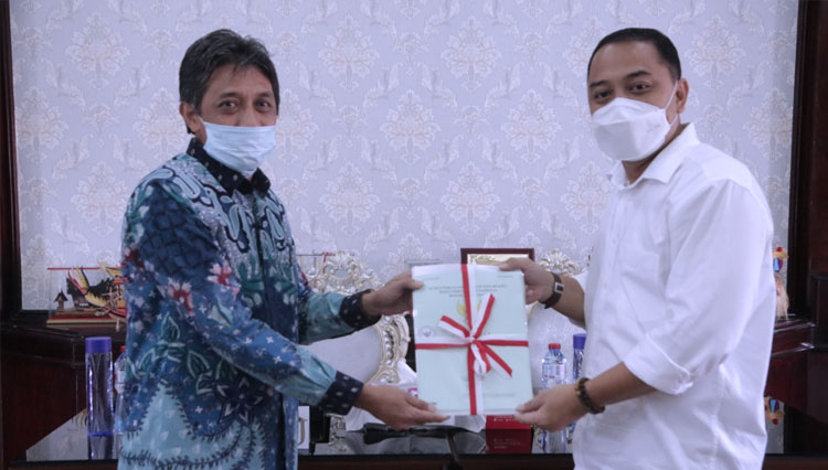 Wali Kota Eri Cahyadi (kanan) menerima penyerahan Peta Bidang Tanah (PBT) dari BPN. (Foto: Humas Pemkot Surabaya for TIMES Indonesia)