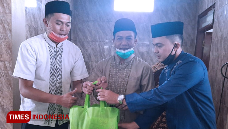 Bupati Bandung terpilih HM Dadang Supriatna bersama Wakil Bupati Bandung terpilih Sahrul Gunawan saat kegiatan Jumat Keliling di Desa Nagrak, Kec Cangkuang, Jumat (26/2/21). (Foto: Iwa/TIMES Indonesia)