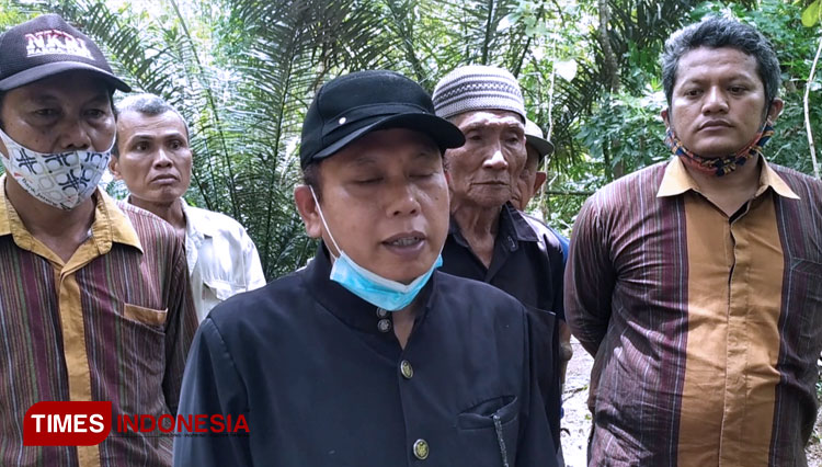 Warga di tujuh RT Grumbul Gembrong, Desa Rawaheng saat melakukan ritual sadranan dan perbaikan pagar atau gethek makam sesepuh Ki Demang. (Foto: Sutrisno/TIMES Indonesis)