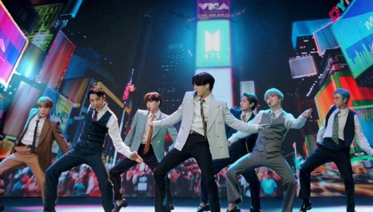 BTS adalah fenomena K-pop global dan saat tampil di MTV Video Music Awards di New York tahun lalu. (Foto: Getty Image)