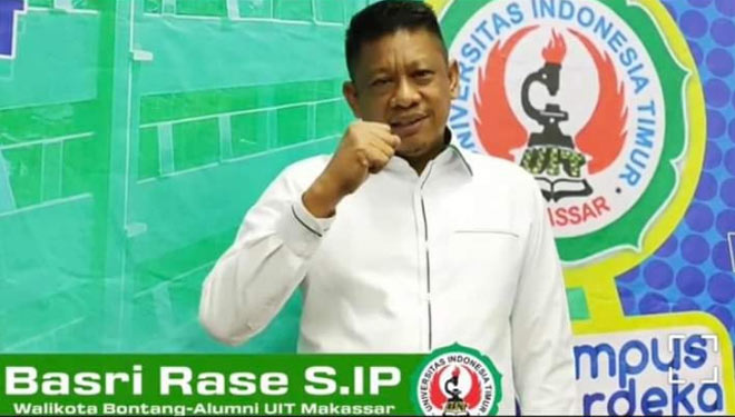 Wakil Walikota Bontang, Basri Rase disematkan sebagai Sarjana Ilmu Pemerintahan di UIT Makassar (Foto: dok Basri Rase)
