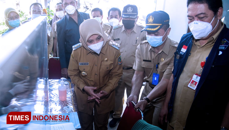Bupati Banyuwangi Ipuk Fiestiandani Azwar Anas saat meninjau pelaksanaan vaksinasi (Foto: Rizki Alfian/TIMES Indonesia)
