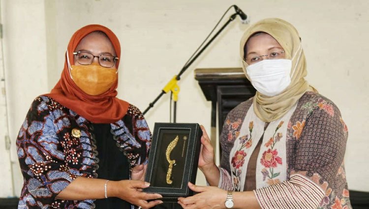 Bupati Bogor Ade Yasin dan Rektor UNPAD Bandung Rina Indiastuti a