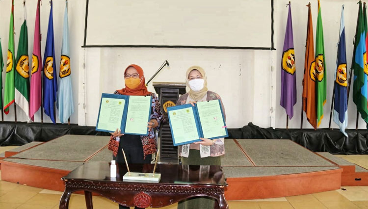 Bupati Bogor Ade Yasin dan Rektor UNPAD Bandung Rina Indiastuti menunjukkan dokumen kerjasama Sekolah Pasca Sarjana UNPAD dengan Pemkab Bogor. (Foto: Diskominfo Kab. Bogor).