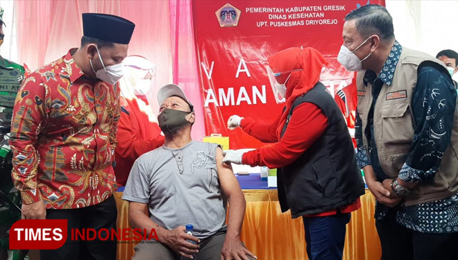 Bupati Fandi Akhmad Yani dan Wabup Aminatun Habibah saat meninjau vaksinani Covid-19 untuk pedagang pasar (Foto: Akmal/TIMES Indonesia).