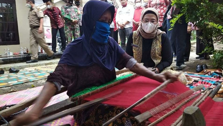 Bupati Indramayu Nina Agustina saat mengunjungi pengrajin kain tenun Gedogan. (Foto: Diskominfo Kabupaten Indramayu)