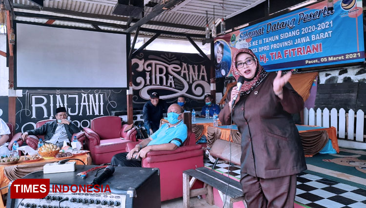 Anggota DPRD Provinsi Jabar dari Fraksi Partai Nasdem Dra.Hj.Tia Fitriani, saat reses bersama Bupati Bandung Terpilih Dadang Supriatna, di Desa Maruyung, Kec Pacet, Kab Bandung, Jumat (6/3/21). (FOTO: Iwa/TIMES Indonesia)