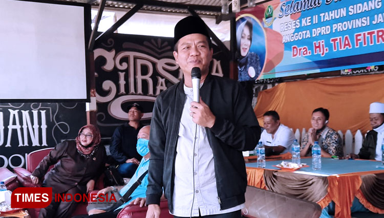 Bupati Bandung terpilih HM Dadang Supriatna menghadiri kegiatan reses Anggota DPRD Jabar dari Fraksi Nasdem Persatuan Indonesia, Tia Fitriani, di Desa Maruyung, Kec Pacet, Kab Bandung, Jumat (5/3/21). (FOTO: Iwa/TIMES Indonesia)