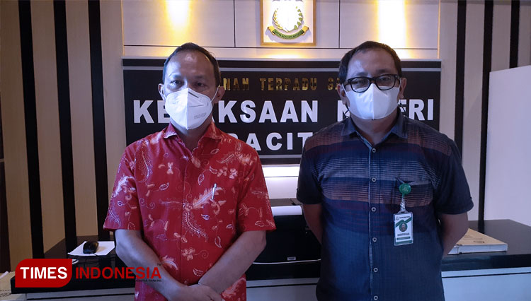 Baju merah Kajari Pacitan, Hendri Antoro dan karangan bunga ucapan selamat daei berbagai elemen, (FOTO: Rojihan/TIMES Indonesia)
