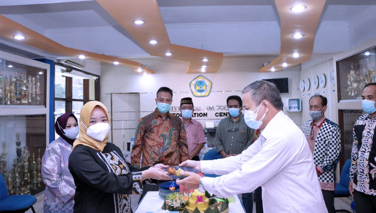 Pembukaan Pendaftaran Mahasiswa Baru oleh Ketua Pendaftaran Mahasiswa, Dr. Methiana. (FOTO: Dok Unitomo)