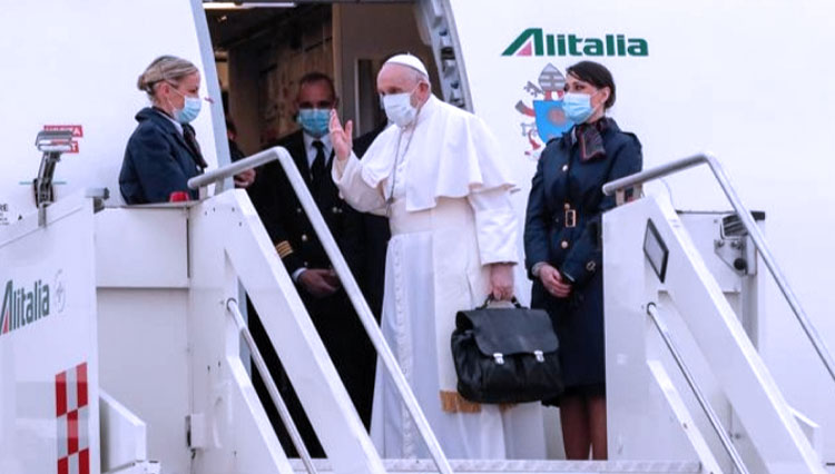 Paus Fransiskus, Pemimpin Umat Katholik se Dunia, melambaikan tangannya saat memasuki pesawat yang akan membawanya ke Irak dari Bandara Leonardo da Vinci-Fiomicino, Roma, Italia, Jumat (5/3/2021). (FOTO: Reuters)