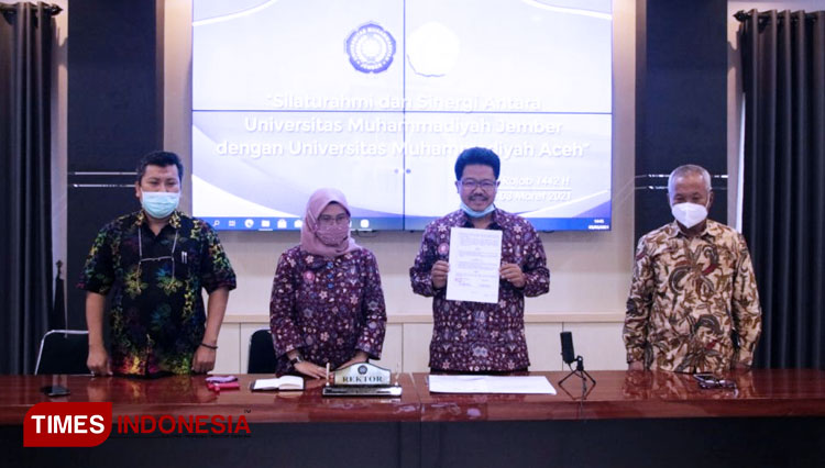 Rektor UM Jember Hanafi (dua dari kiri) menunjukkan lembaran kerja sama UM Jember dengan Unmuha. (FOTO: AJP TIMES Indonesia)