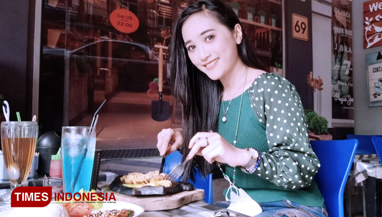 Rina Arpo, penikmat steak di Latare Cafe Ponorogo sejak jaman sekolah. (FOTO: Marhaban/TIMES Indonesia)