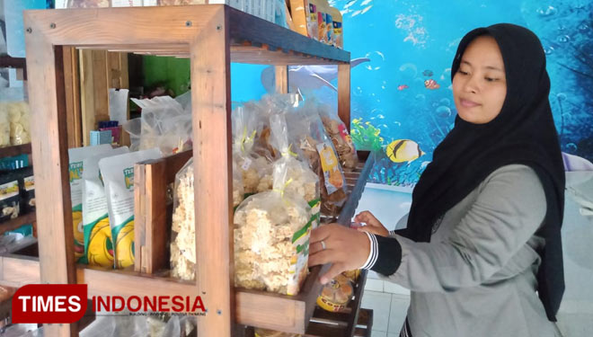 Siti Purwanti the girl who turns fish into delicious foods. (Photo: Sholeh/TIMES Indonesia)