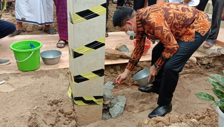 Wali Kota Samarinda Andi Harun melakukan peletakan batu pertama masjid Fastabiqul Khairat (Foto: Iqbal for TIMES Indonesia)