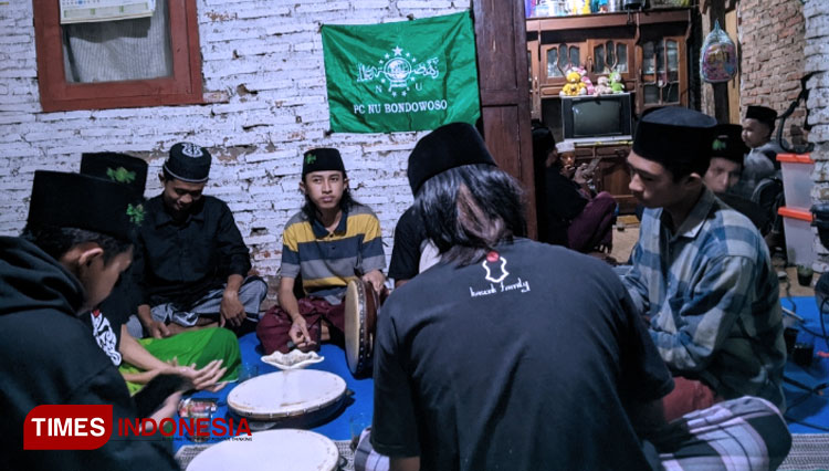 Suasana pelaksanaan sholawat bersama yang dilaksanakan Pemuda Tersesat di Bondowoso dalam rangka Harlah ke-98 NU (FOTO: Moh Bahri/TIMES Indonesia).