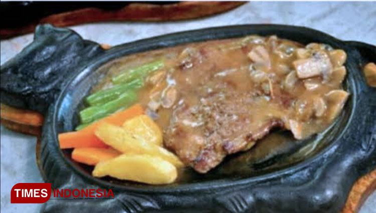 penikmat-steak-di-Latare-Cafe-Ponorogo.jpg