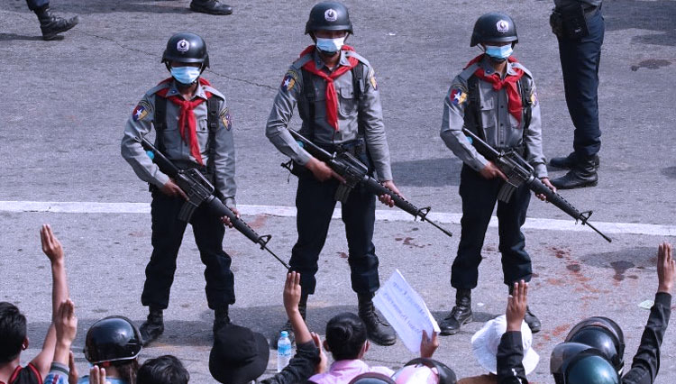 Polisi Myanmar yang Ikut Membangkang Terhadap Rezim Militer Semakin Banyak