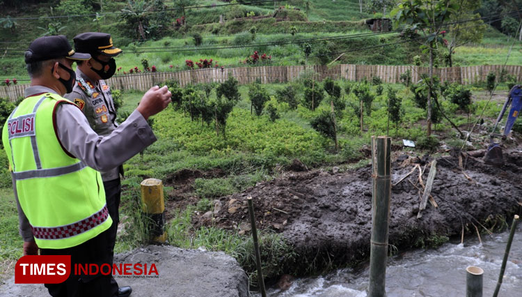 Kapolres Batu, AKBP Catur C Wibowo SIK MH saat meninjau lokasi perbaikan tanah longsor di Dusun Ngroto, Kecamatan Pujon, Kabupaten Malang. (foto: Muhammad Dhani Rahman/TIMES Indonesia)