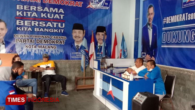 Anggota DPC Partai Demokrat Kota Malang saat berada di Kantor DPC. (Foto: DPC Demokrat Kota Malang for TIMES Indonesia)