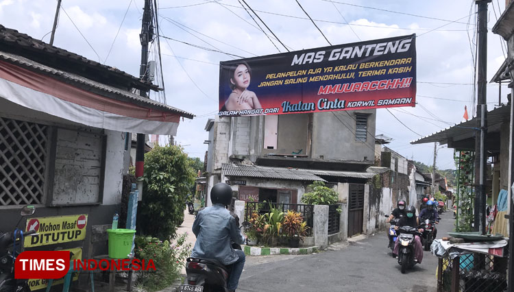Banner imbauan bagi pengendara roda dua dengan foto Andin, salah satu pemeran sinetron Ikatan Cinta yang berada di Samaan, Kota Malang. (Foto: Rizky Kurniawan Pratama/TIMES Indonesia)