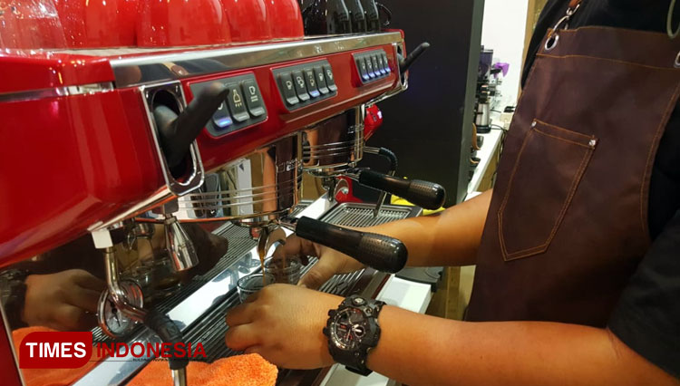 Barista Ruang Ide memproses Black Melody, menu favorit andalan kedai kopi Ruang Ide di Tasikmalaya. (Foto: Harniwan Obech/TIMES Indonesia)