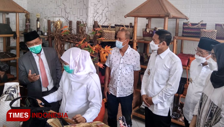 Bupati Lamongan Yuhronur Effendi mendampingi Gubernur Jatim Khofifah Indar Parawansa saat mengunjungi UMKM R & D Handicraft di Jalan Sunan Kalijaga, Sabtu (06/03/2021), (Foto : Moch. Nuril Huda/TIMES Indonesia)