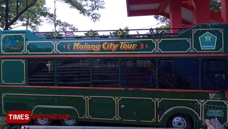 Bus Macyto yang saat ini mangkrak dan diparkir di samping Stadion Gajayan Malang. (Foto: Rizky Kurniawan Pratama/TIMES Indonesia)