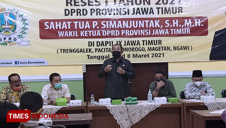 Wakil Ketua DPRD Jatim Sahat Tua Simanjuntak berikan arahan kepada kader partai Golkar Ponorogo. (FOTO: Marhaban/TIMES Indonesia)